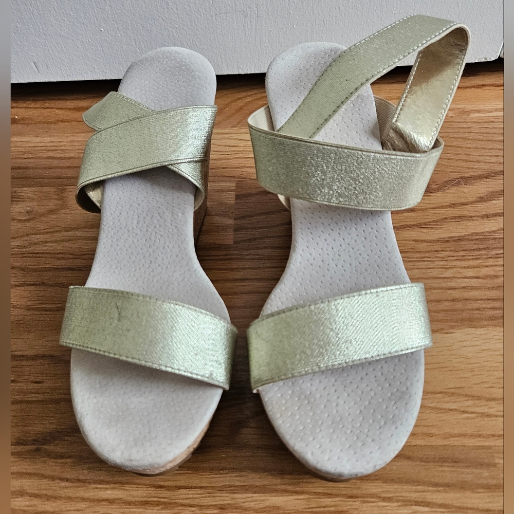 Elegant Gold Women's Wage Heel Sandals Size 7